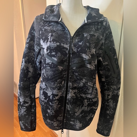 Nike Women's Stylish Black and Gray Jacket - Picture 1 of 8